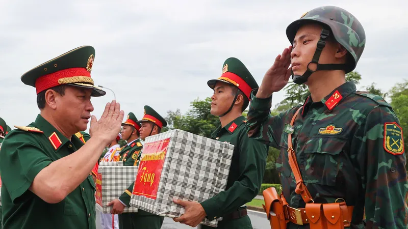 Lãnh đạo Tổng cục Chính trị kiểm tra, động viên các lực lượng luyện tập tham gia diễu binh, diễu hành