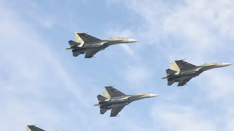 Âm thanh xé gió của Su-30MK2 trên bầu trời 