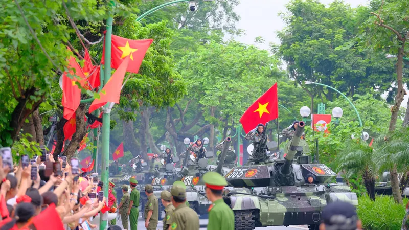 Đội hình xe pháo quân sự vào vị trí chuẩn bị sơ duyệt