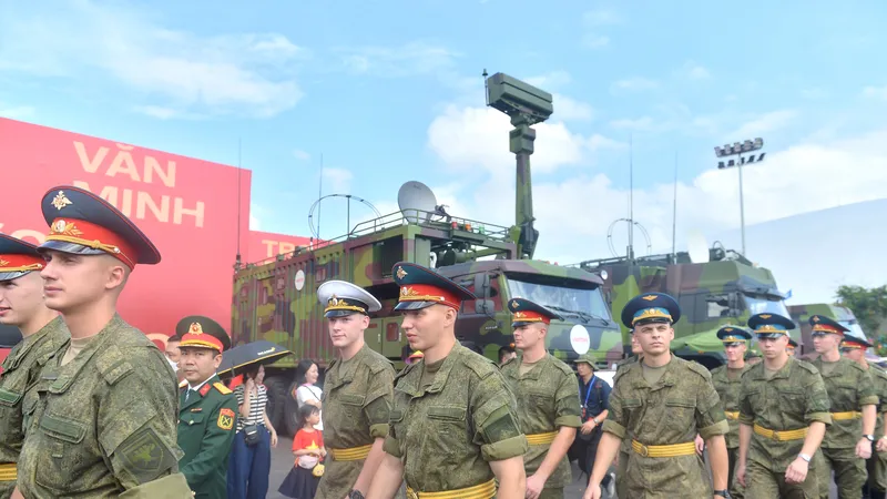 Đoàn quân đội Nga, Lào và Campuchia tham quan Triển lãm Thành tựu đất nước
