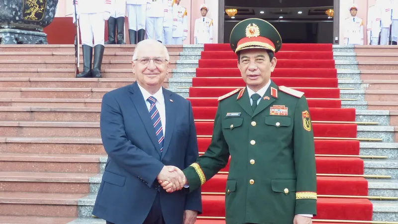 Bộ trưởng Phan Văn Giang và Bộ trưởng Yasar Guler tại lễ đón. Ảnh: TRẦN BÌNH