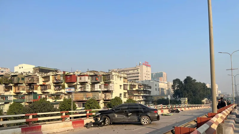 Hà Nội: Tai nạn nghiêm trọng trên cầu vượt ngã tư Vọng khiến 1 người thiệt mạng
