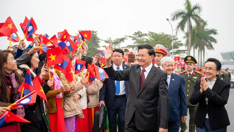 Tổng Bí thư, Chủ tịch nước Lào Thongloun Sisoulith bắt đầu chuyến thăm cấp Nhà nước tới Việt Nam