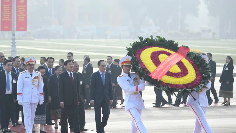 Tổng Bí thư, Chủ tịch nước Lào Thongloun Sisoulith vào Lăng viếng Chủ tịch Hồ Chí Minh