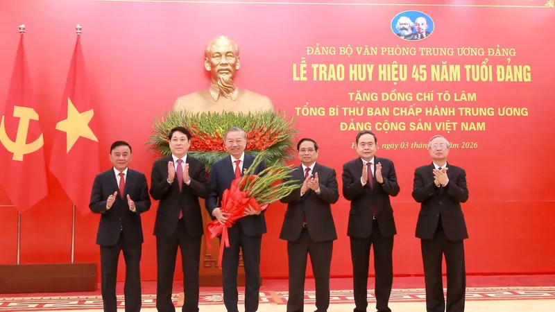 Trao Huy hiệu 45 năm tuổi Đảng tặng Tổng Bí thư Tô Lâm