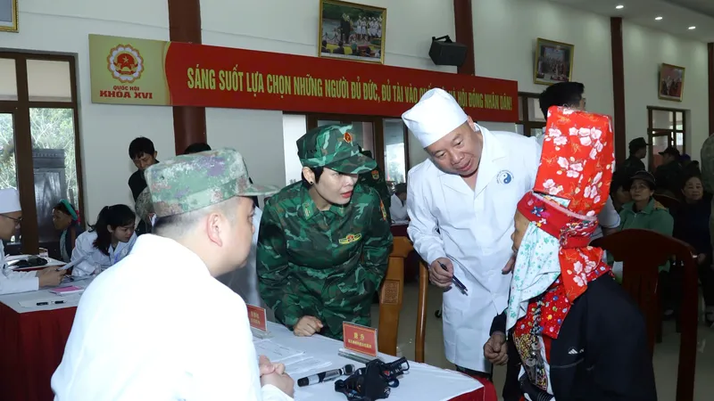 Lực lượng quân y khám, chữa bệnh cho nhân dân biên giới hai nước Việt Nam - Trung Quốc