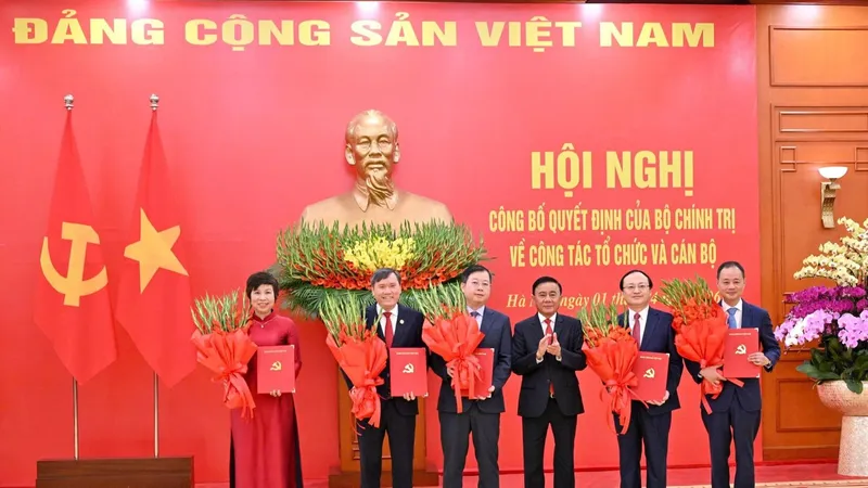 Công bố quyết định của Bộ Chính trị về công tác tổ chức, cán bộ đối với 5 cơ quan