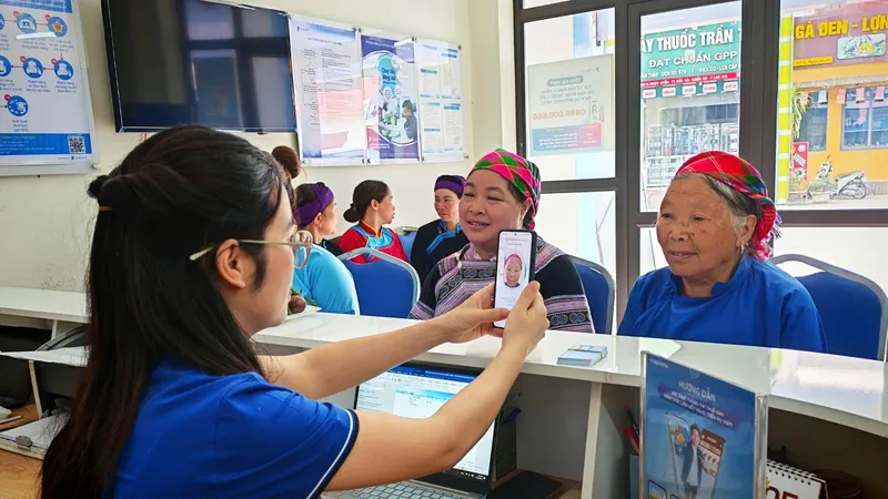 Người dân thực hiện xác thực thông tin thuê bao ở điểm giao dịch VinaPhone/VNPT xã Bắc Hà, tỉnh Lào Cai