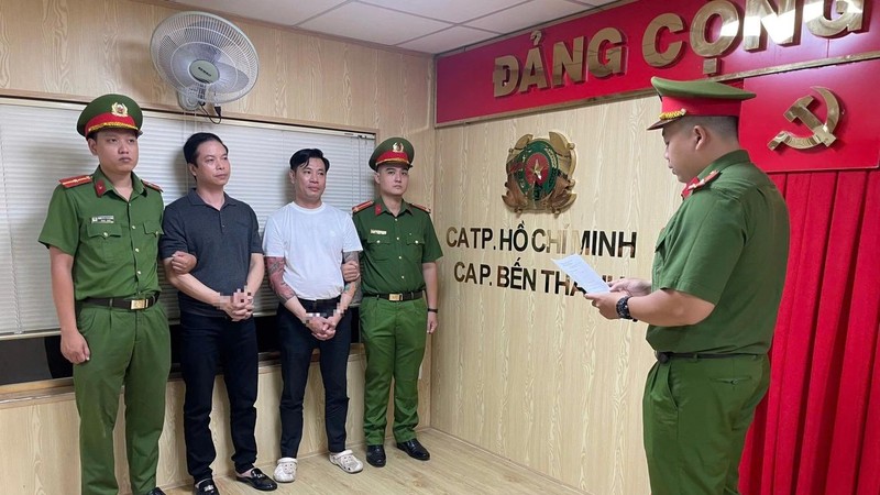  马青（左二）与吴维东听取宣读拘捕令。