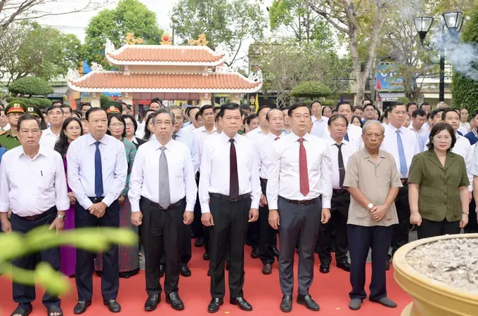 胡志明市代表团敬献鲜花、上香缅怀人民武装力量英雄武氏六。