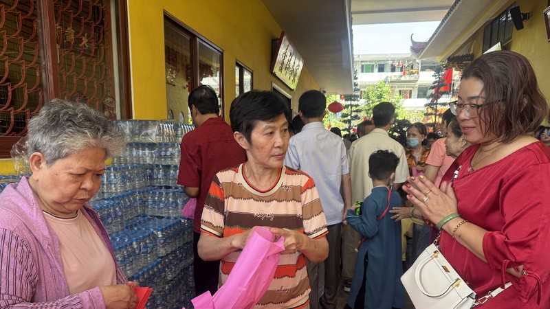 草堂禅寺大年初一派5000份“禄” 善信迎福接禄