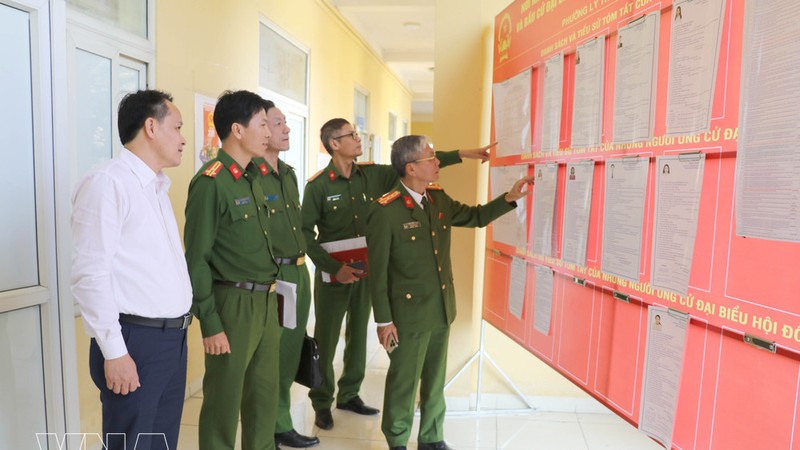 宁平省公安代表团对第二看守所的选举筹备工作进行检查。