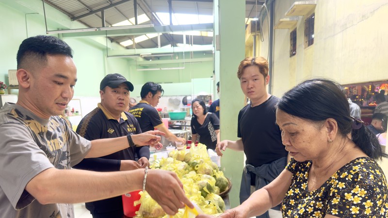 胡志明市决胜村关帝庙新春派“禄”