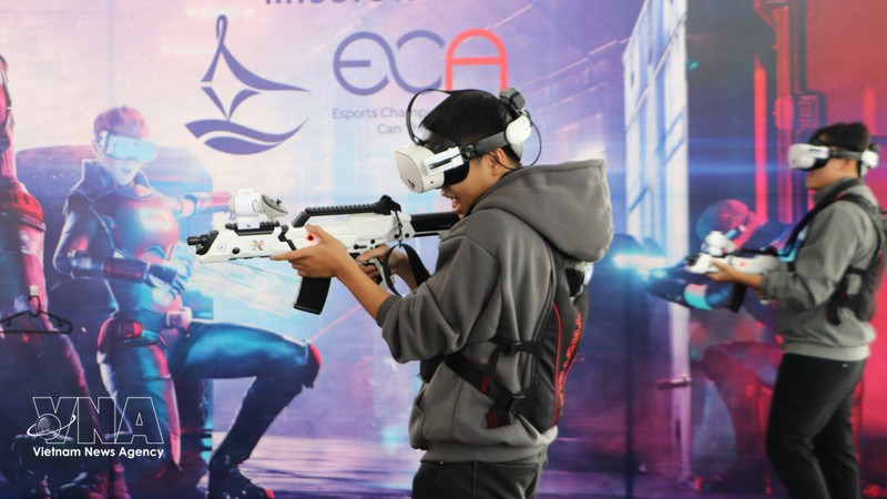 学生们在2025年亚洲电子竞技锦标赛（ECA 2025）期间体验虚拟现实游戏。