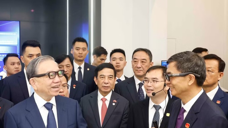 党中央总书记、国家主席苏林与各位代表参观中国—东盟国家人工智能（AI）应用合作中心。