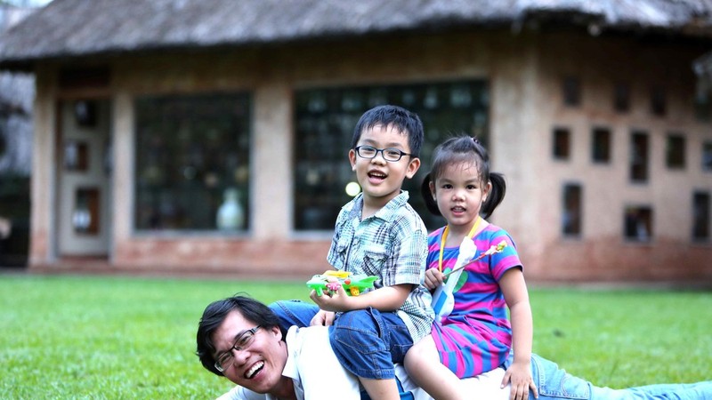 胡志明市向生足两名孩子家庭发奖励金