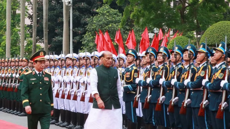 5月19日上午，越南国防部长潘文江大将在国防部总部主持仪式，欢迎印度国防部长一行。