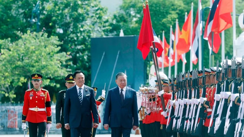 泰国总理及夫人举行隆重仪式欢迎越南党中央总书记、国家主席苏林及夫人访泰