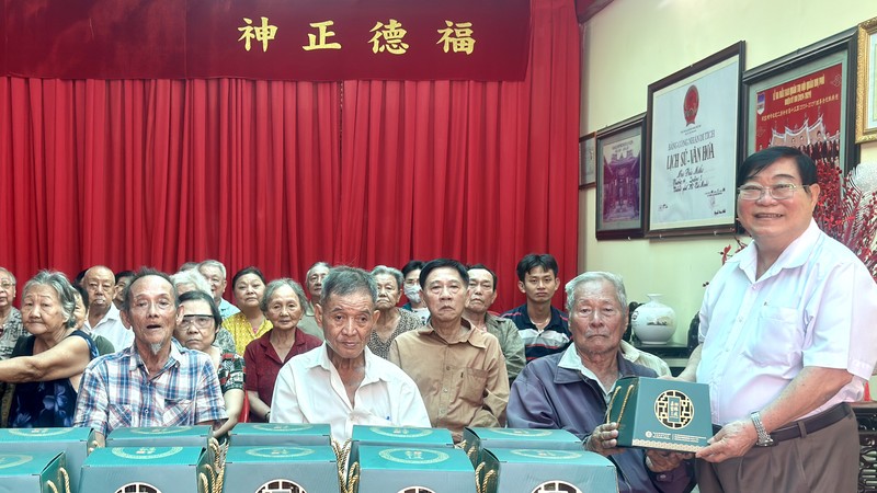 福建二府会馆理事长彭伟强向高龄乡亲和孤寡长者赠送端午节礼物。