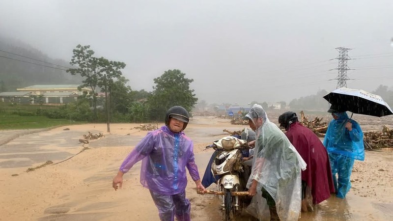  莱州省暴雨洪灾致多地交通中断 5人获救