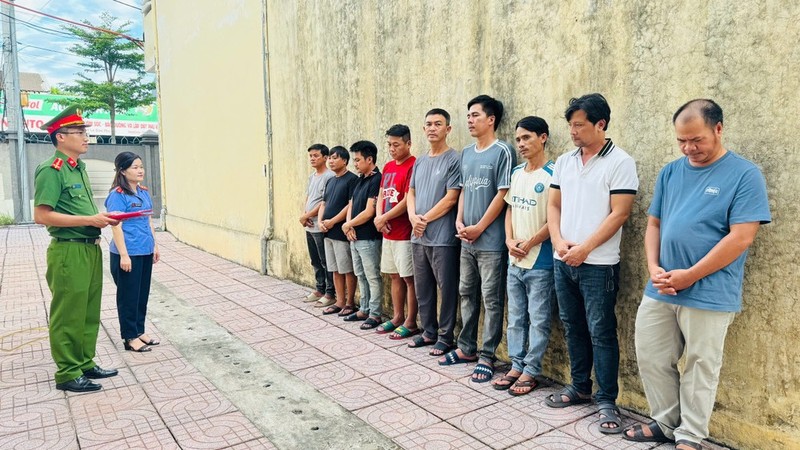  警察调查机关向涉案嫌犯宣读起诉决定。