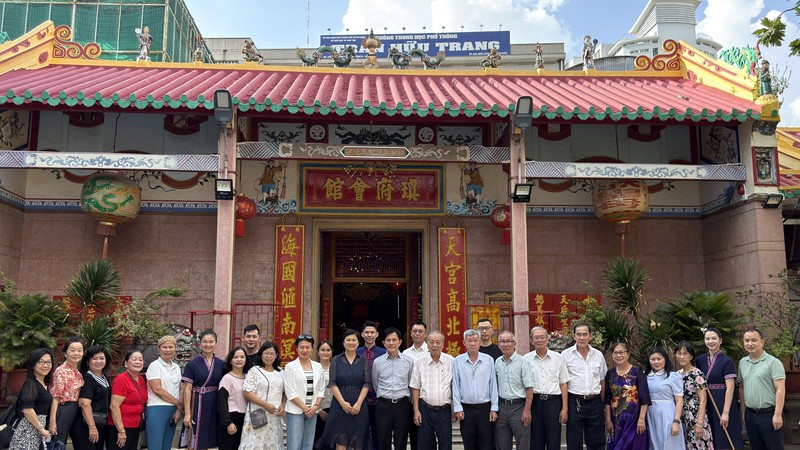 中国海南省侨联文化交流访问团与胡志明市海南琼府会馆理事会成员及海南业余琼剧组合影。