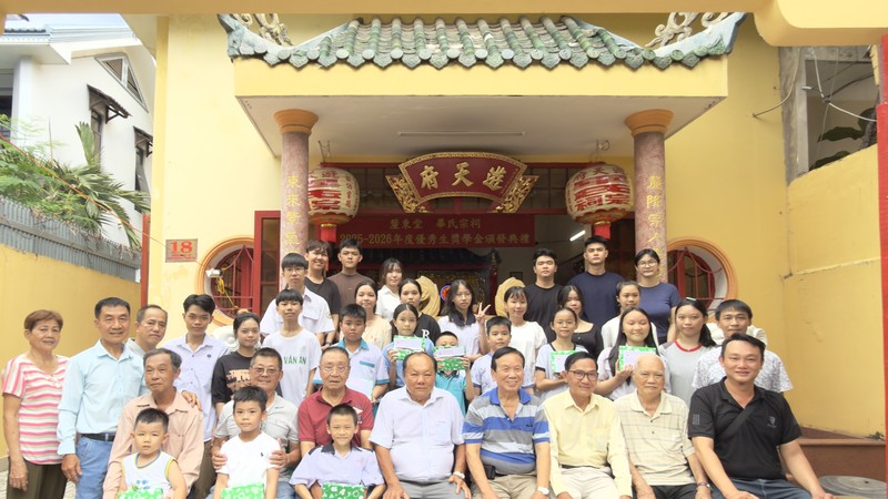 毕氏宗祠理监事会成员与优秀子弟合影留念。VD摄