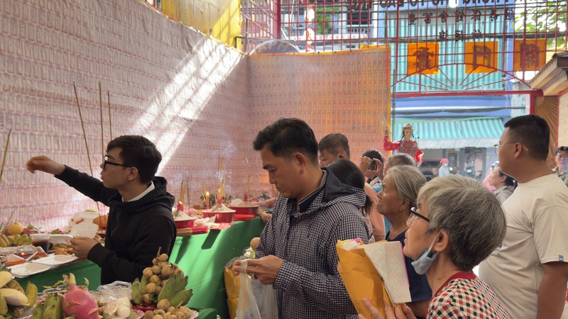善信携带供品前来祭拜先人，并依序上香祈福。