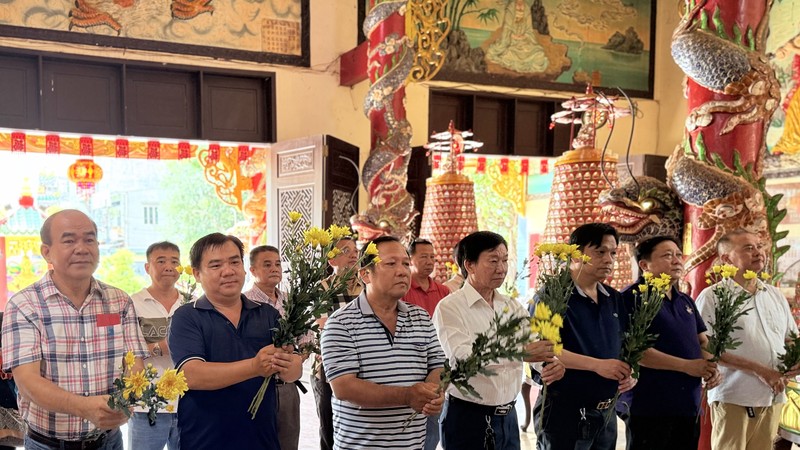 茶园护国观音庙理监事会成员及胜醮会职守向神明献花祈福。
