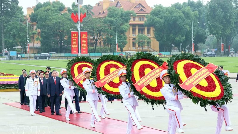 党中央委员会、国家主席、国会、政府代表团前往胡志明主席陵敬献花圈并入陵瞻仰胡志明主席遗容。图自越通社