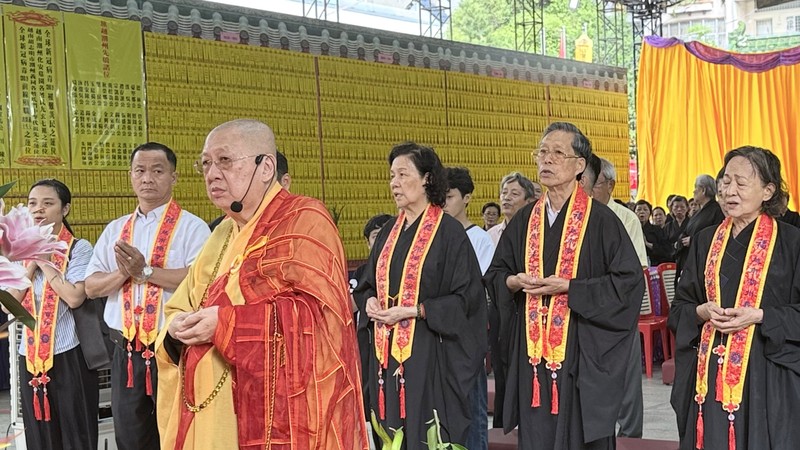 草堂禅寺住持释了明法师带领义安会馆理事会成员及善信举行法事。