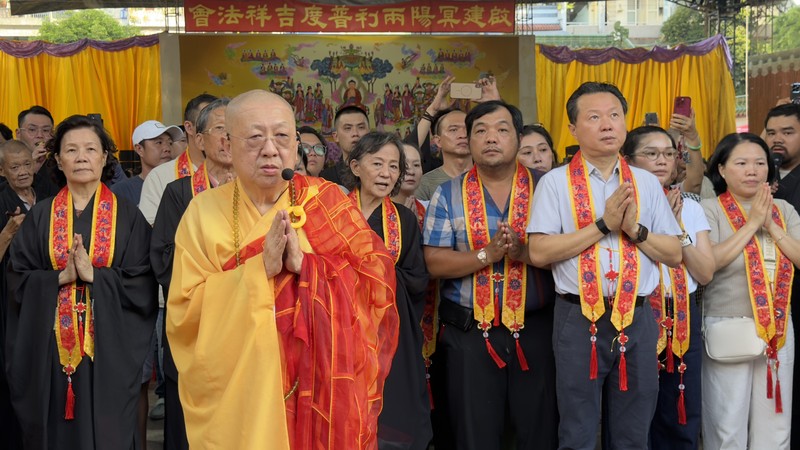 草堂禅寺住持释了明法师主持法会，义安会馆理事会成员、乡亲及各方善信虔诚参与。