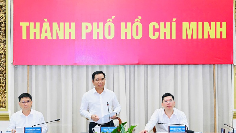 胡志明市人委会主席阮文得与各位胡志明市人委会副主席主持会议。图片：越勇