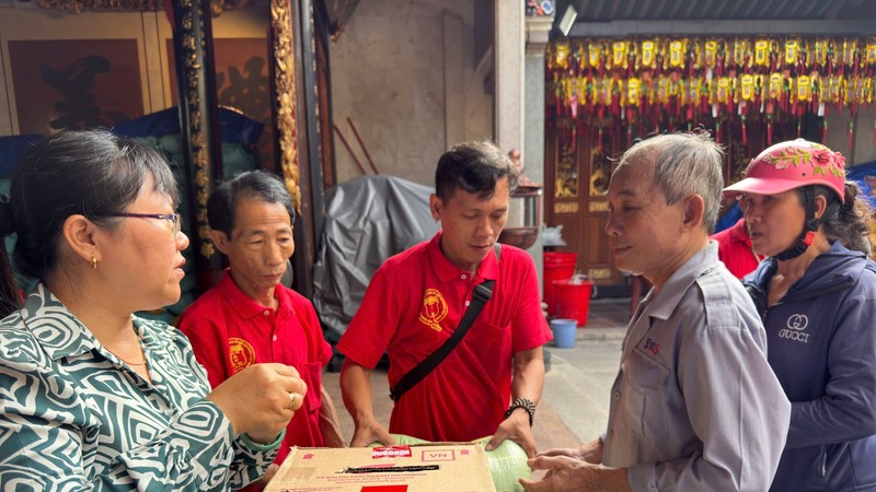 义安会馆向贫困者派发大米。