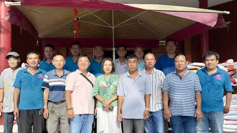 茶园护国观音庙理监事成员及工作人员准备向贫困人士派发大米。
