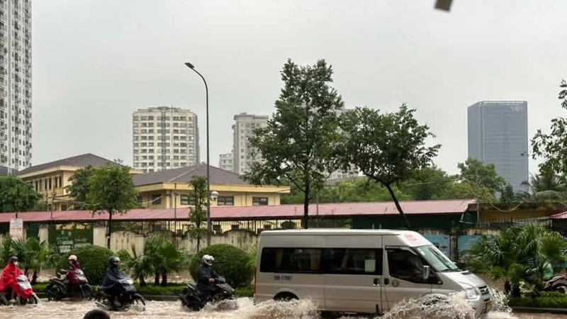 9月17日清晨，河内素友街一段路面积水。图片：芳翠