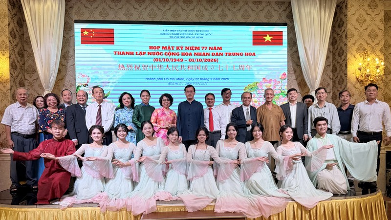 中国驻胡志明市总领事馆代理总领事徐州、胡志明市各友好组织联合会、市越中友协代表及嘉宾合影留念。