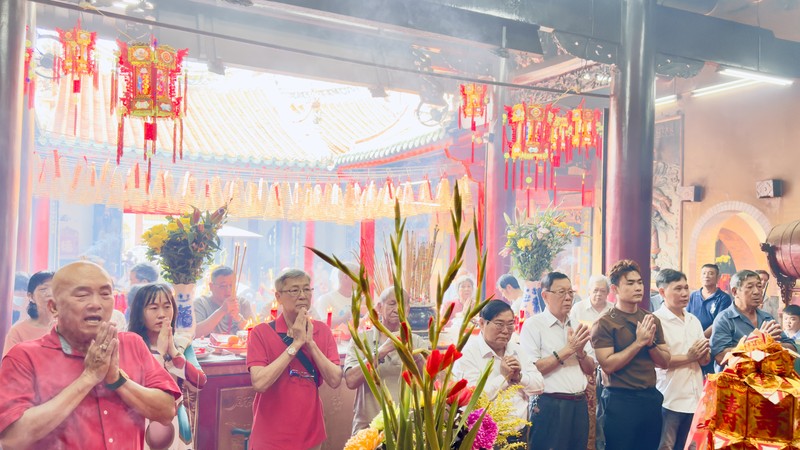 福建二府会馆理事会成员与顾问和乡亲参拜福德正神。