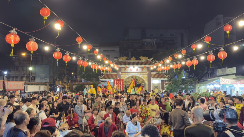 众多民众齐聚二府会馆，欣赏庆贺本头公宝诞活动。