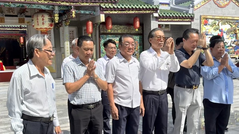 义安会馆理事及乡亲在橡义祠参加秋季祭祖。