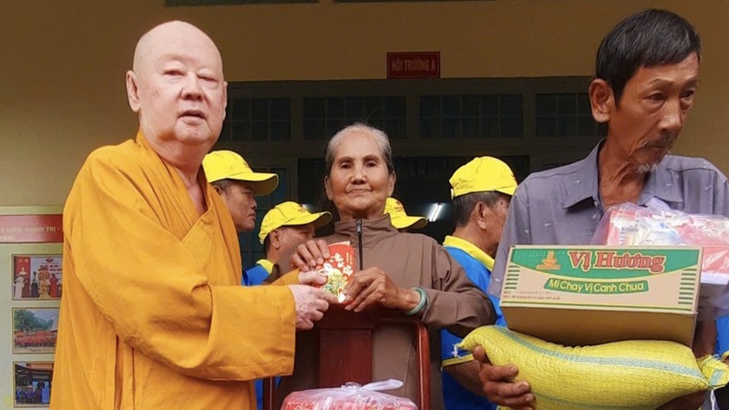 莲华寺住持释惟镇和尚向福成乡贫困者派发礼物。