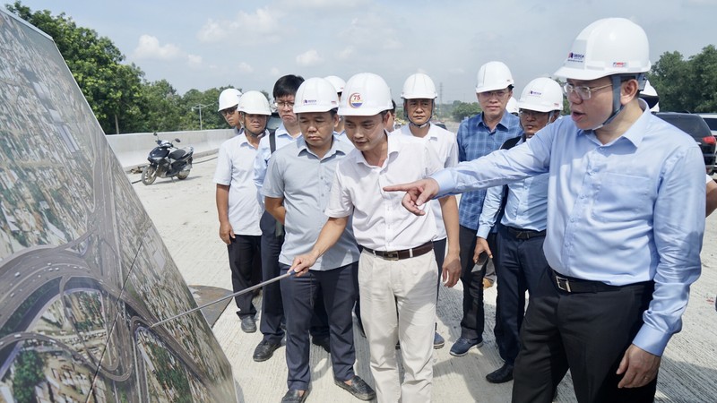 胡志明市市人委会副主席黄原营检查环市三路项目各标段施工进度。