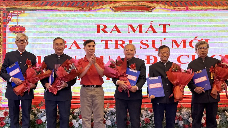 市民族与宗教厅副厅长曾福禄(左三）祝贺古芝关帝庙新届理事会。
