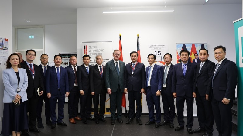 胡志明市代表团与德国联邦议院副议长博多·拉梅洛举行工作会谈。图：秋姮