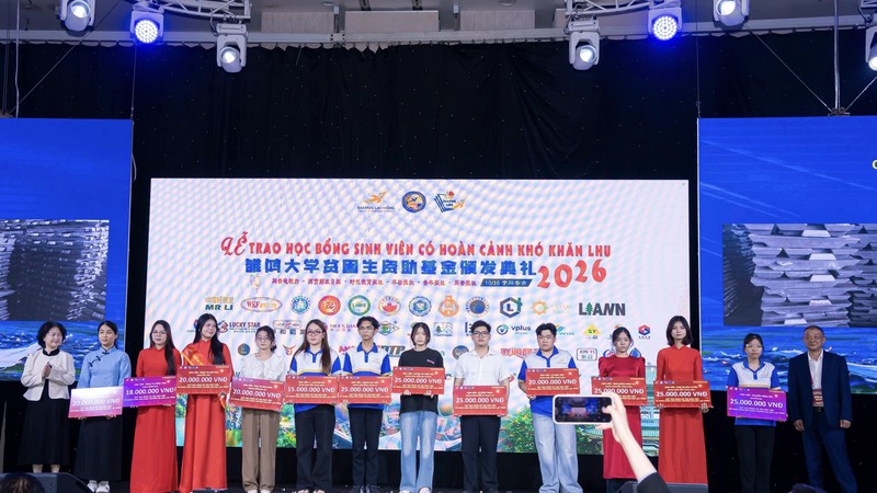 雒鸿大学向贫困大学生颁发奖助学金。