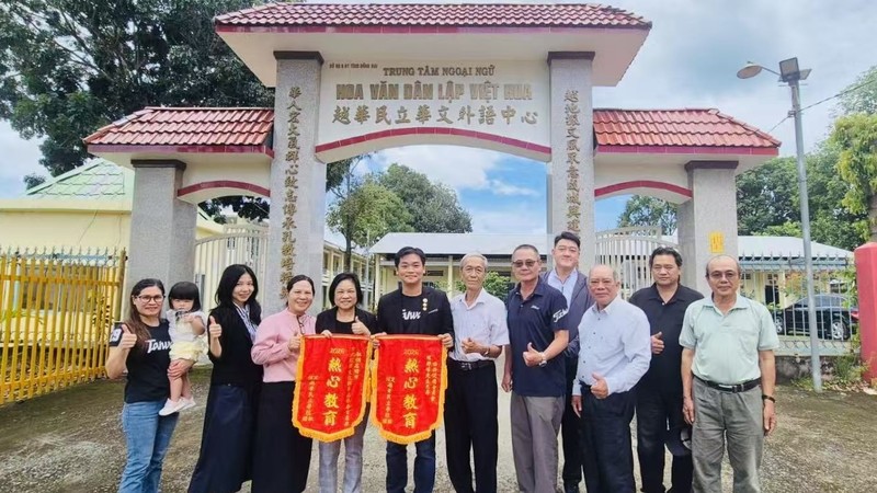 台商代表团一行在同奈定馆越华民立华文学校门前合影留念。