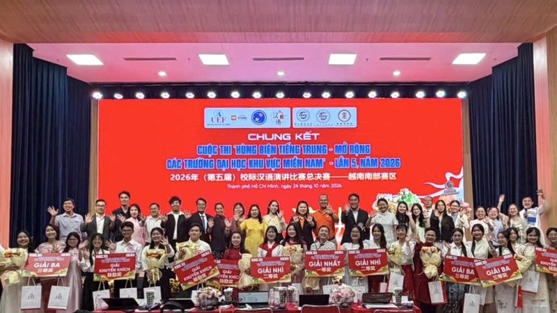 胡志明市财经大学第五届校际汉语演讲比赛总决赛参赛选手、获奖者及嘉宾合影留念。
