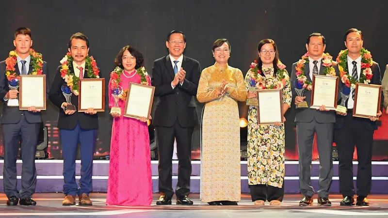 Chủ tịch UBND TPHCM Phan Văn Mãi và nguyên Chủ tịch HĐND TPHCM Nguyễn Thị Quyết Tâm trao Giải thưởng Sáng tạo lĩnh vực Quản lý nhà nước. Ảnh: VIỆT DŨNG