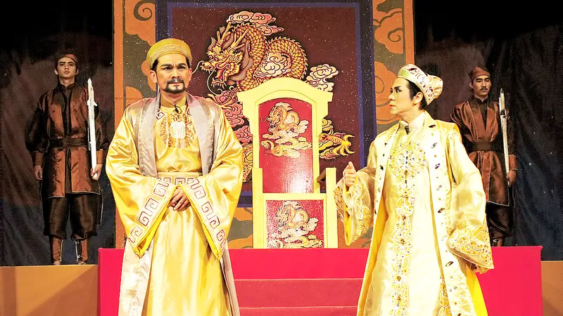 NSƯT Thành Lộc (phải) và NSƯT Hữu Châu trong vở Vương thánh Triều Lê, một trong những kịch bản hay của soạn giả Lê Duy Hạnh trên Sân khấu Kịch IDECAF