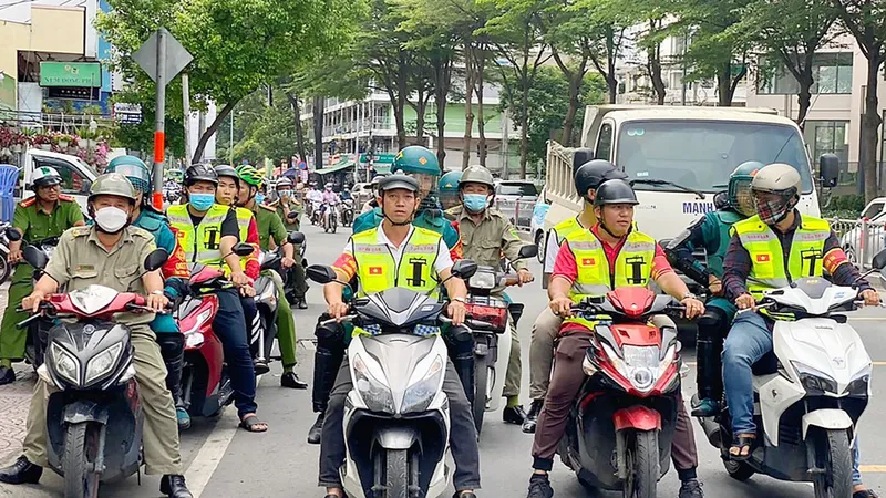 Lực lượng bảo vệ dân phố tham gia tuần tra đảm bảo an ninh trật tự trên địa bàn quận 5, TPHCM